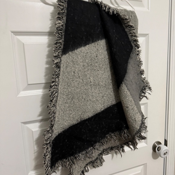 H&M scarf/shawl wrap - Picture 2 of 3